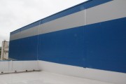 Kombinácia šedej a modrej farby na vonkajšej fasáde